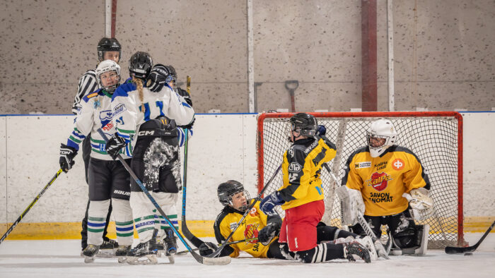 KK-81 ja KalPa Leidit jääkiekko naiset harrastesarja (kuvaaja Riitta Airaksinen)