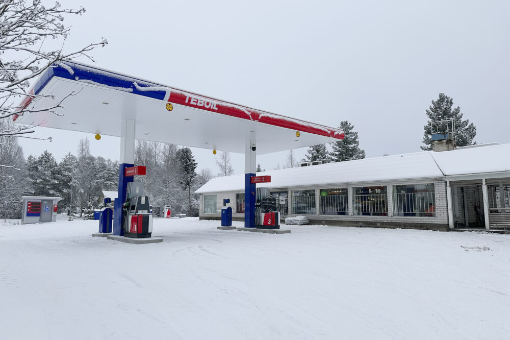 Kiuruveden Teboil ulkoa talvella_käsitelty