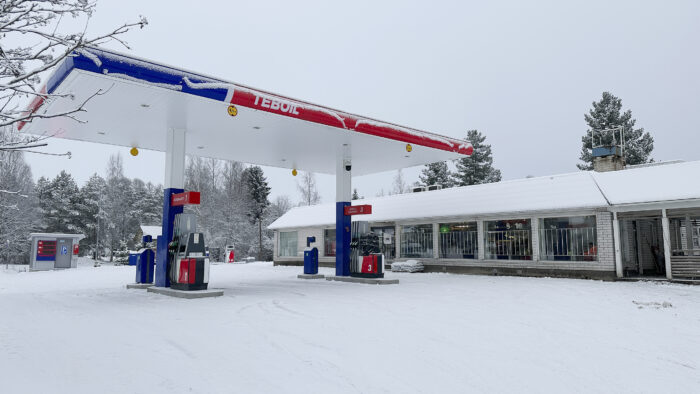 Kiuruveden Teboil ulkoa talvella_käsitelty