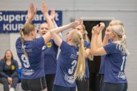 Lentopallo Kiuruveden Luomu-Wolley LuoWo naiset 2-sarja kakkossarja joukkue tuulettaa (kuvaaja Riitta Airaksinen)_nettiin