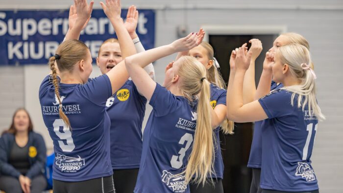 Lentopallo Kiuruveden Luomu-Wolley LuoWo naiset 2-sarja kakkossarja joukkue tuulettaa (kuvaaja Riitta Airaksinen)_nettiin