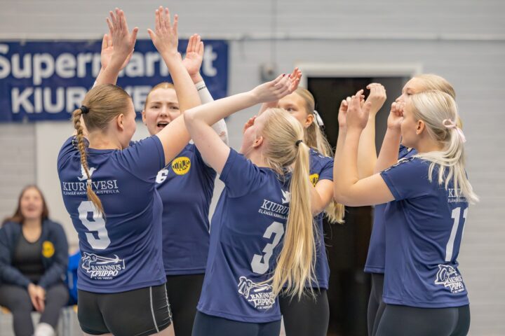 Lentopallo Kiuruveden Luomu-Wolley LuoWo naiset 2-sarja kakkossarja joukkue tuulettaa (kuvaaja Riitta Airaksinen)_nettiin