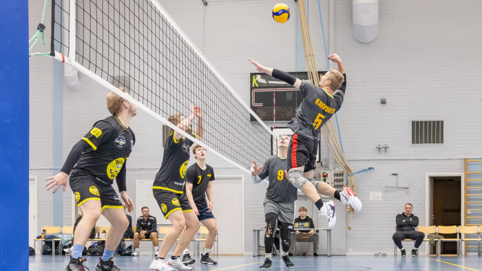 Lentopallo miesten aluesarja Kiuruveden liikuntahallissa Luomu-Wolley LuoWo ja Kuopion Nostava Voima (kuvaaja Riitta Airaksinen)