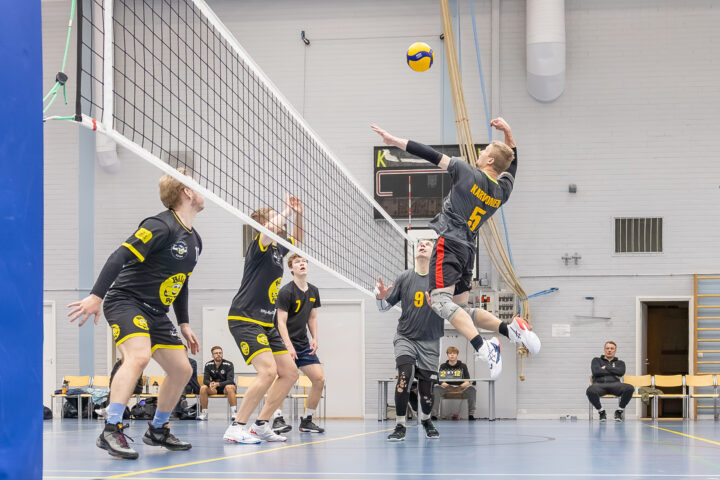 Lentopallo miesten aluesarja Kiuruveden liikuntahallissa Luomu-Wolley LuoWo ja Kuopion Nostava Voima (kuvaaja Riitta Airaksinen)