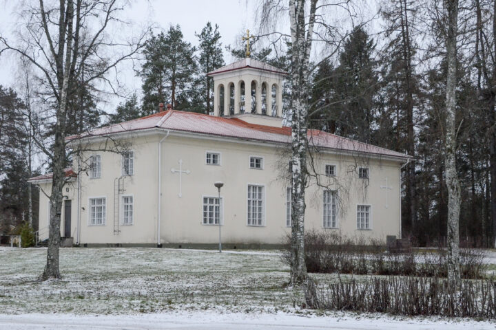 Ortodoksien Pyhän Nikolauksen kirkko ulkoa talvella Kiuruvedellä_käsitelty