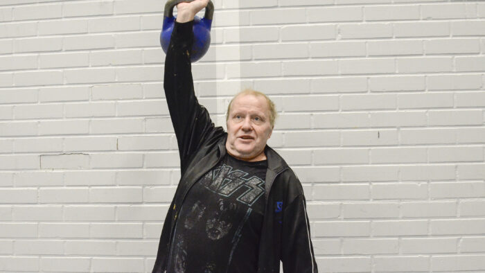 Petri Veteli Perus-Pete elämäntaparemontti Varapäreen liikuntatapahtuma liikuntahallissa_käsitelty