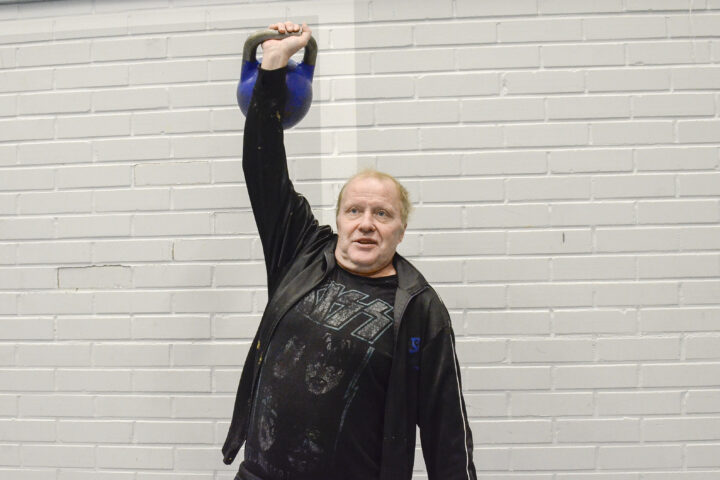 Petri Veteli Perus-Pete elämäntaparemontti Varapäreen liikuntatapahtuma liikuntahallissa_käsitelty