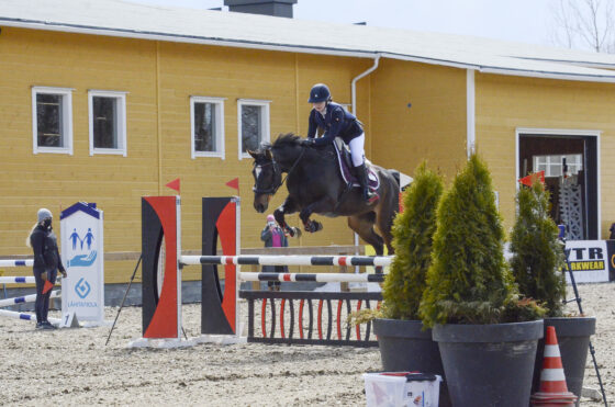 Ratsastuskeskus Lupis esteratsastuskisat ulkokentällä maneesin edustalla vuonna 2021_käsitelty