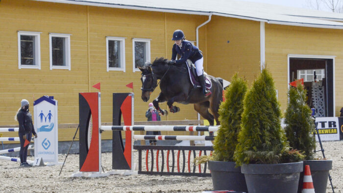 Ratsastuskeskus Lupis esteratsastuskisat ulkokentällä maneesin edustalla vuonna 2021_käsitelty