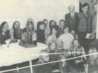 Vanha valokuva Kiuruvesi-lehti vuosi 1975 Jokelan sähköjuhlat sähkö tuli maakylään elokuvafilmin katselua