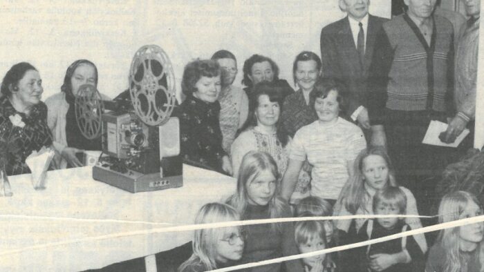 Vanha valokuva Kiuruvesi-lehti vuosi 1975 Jokelan sähköjuhlat sähkö tuli maakylään elokuvafilmin katselua