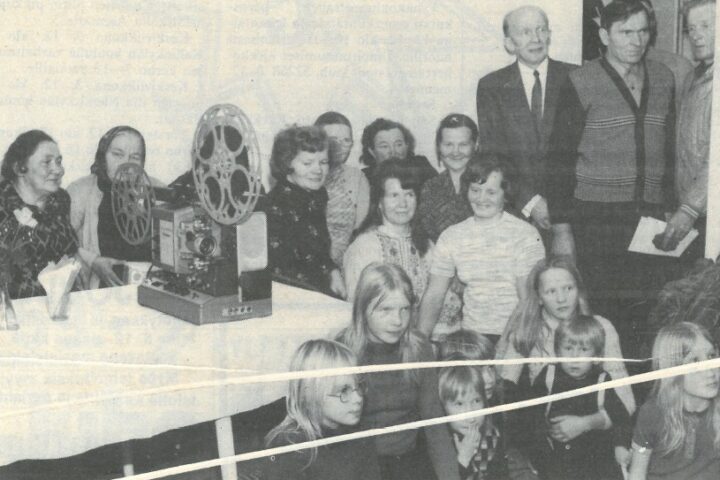 Vanha valokuva Kiuruvesi-lehti vuosi 1975 Jokelan sähköjuhlat sähkö tuli maakylään elokuvafilmin katselua