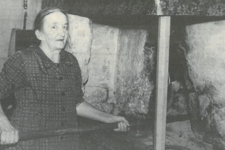 Vanha valokuva Kiuruvesi-lehti vuosi 1975 Kerttu Piippo