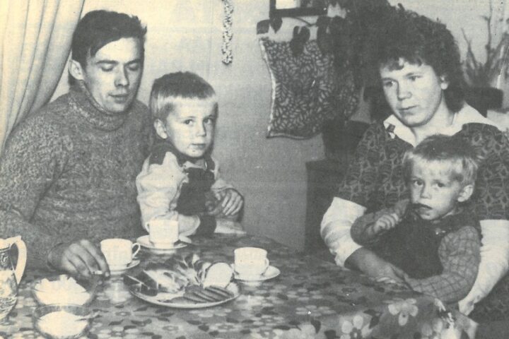 Vanha valokuva Kiuruvesi-lehti vuosi 1975 Kytösten perhe Pihkapuro