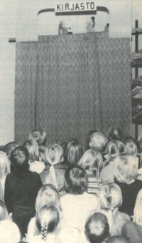 Vanha valokuva Kiuruvesi-lehti vuosi 1975 kirjasto lukusali lasten päivä nukketeatteriesitys