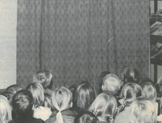Vanha valokuva Kiuruvesi-lehti vuosi 1975 kirjasto lukusali lasten päivä nukketeatteriesitys