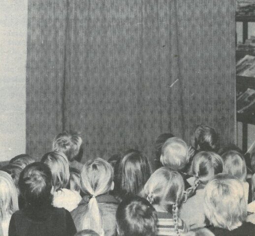 Vanha valokuva Kiuruvesi-lehti vuosi 1975 kirjasto lukusali lasten päivä nukketeatteriesitys