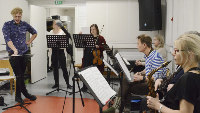 Viihdeorkesteri Kilimun harjoitukset nuorisotalon bänditiloissa (kuvaaja Maarit Äyhynmäki)_käsitelty