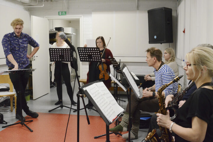 Viihdeorkesteri Kilimun harjoitukset nuorisotalon bänditiloissa (kuvaaja Maarit Äyhynmäki)_käsitelty