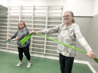 Voimaa ja tasapainoa -tehojakso uimahallin Missunsalissa Merja Räisänen ja Merja Jauhiainen_käsitelty