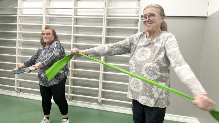 Voimaa ja tasapainoa -tehojakso uimahallin Missunsalissa Merja Räisänen ja Merja Jauhiainen_käsitelty