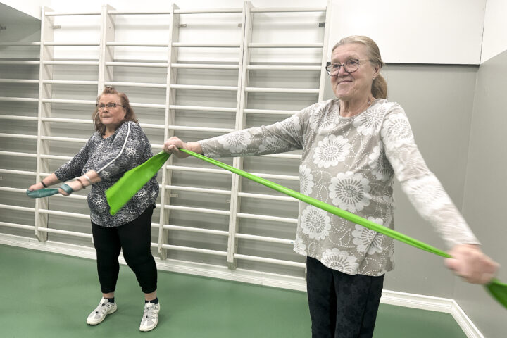 Voimaa ja tasapainoa -tehojakso uimahallin Missunsalissa Merja Räisänen ja Merja Jauhiainen_käsitelty