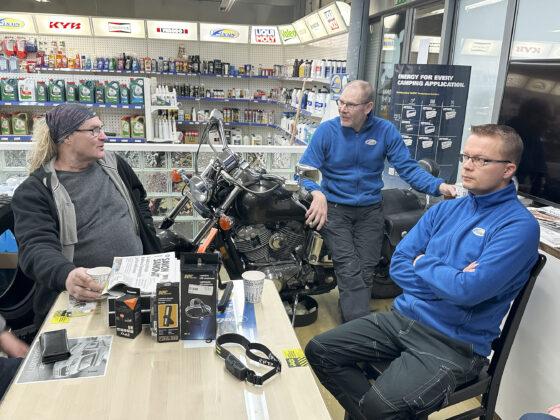 Elinkeinojaoston puheenjohtaja Matti Lappalainen ja Kiuruveden Autotarvike yrittäjät Jari Kokkonen ja Teemu Kumpulainen_käsitelty