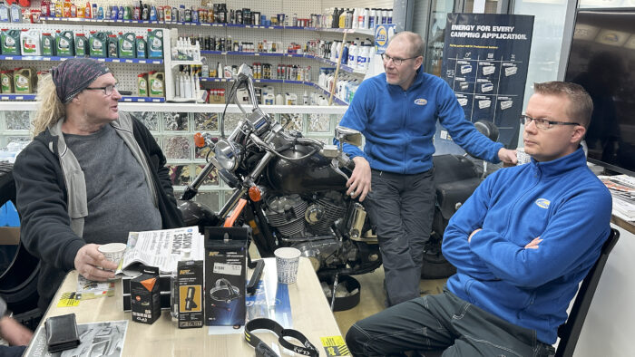 Elinkeinojaoston puheenjohtaja Matti Lappalainen ja Kiuruveden Autotarvike yrittäjät Jari Kokkonen ja Teemu Kumpulainen_käsitelty