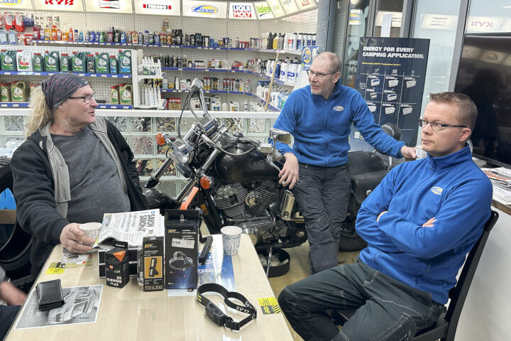 Elinkeinojaoston puheenjohtaja Matti Lappalainen ja Kiuruveden Autotarvike yrittäjät Jari Kokkonen ja Teemu Kumpulainen_käsitelty