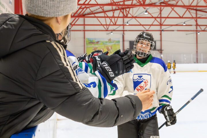 Kiuruveden Kiekko-81 KK-81 naisten jääkiekko harrastesarja (kuvaaja Riitta Airaksinen)