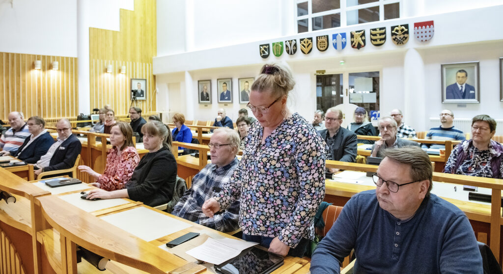 Perussuomalaisten Oona Kanteleenmäki pitämässä puheenvuoroa valtuustossa.