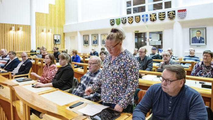 Perussuomalaisten Oona Kanteleenmäki pitämässä puheenvuoroa valtuustossa.