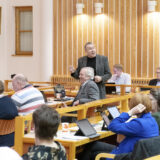 Kiuruveden kaupunginvaltuuston kokous Rauno Pikkarainen SDP puhumassa (kuvaaja Jorma Kärkkäinen)_nettiin