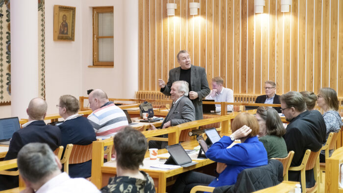 Kiuruveden kaupunginvaltuuston kokous Rauno Pikkarainen SDP puhumassa (kuvaaja Jorma Kärkkäinen)_nettiin