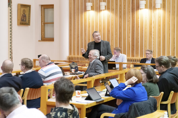 Kiuruveden kaupunginvaltuuston kokous Rauno Pikkarainen SDP puhumassa (kuvaaja Jorma Kärkkäinen)_nettiin