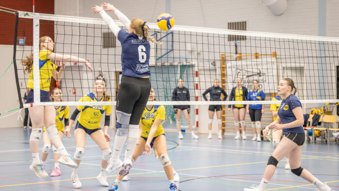 Lentopallo Kiuruveden Luomu-Wolley LuoWo ja Kempeleen Lentopallo naisten 2-sarja Kiuruveden liikuntahalli (kuvaaja Riitta Airaksinen)