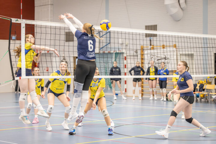 Lentopallo Kiuruveden Luomu-Wolley LuoWo ja Kempeleen Lentopallo naisten 2-sarja Kiuruveden liikuntahalli (kuvaaja Riitta Airaksinen)