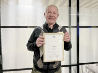 Metsänhoitoyhdistys Savotan kiuruvetinen metsuri Arto Svärd ja Metsämiesten Säätiön palkinto (kuva Metsämiesten Säätiö)_käsitelty