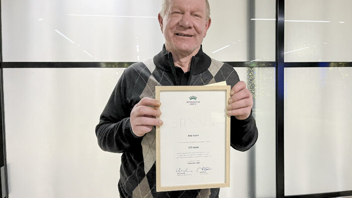 Metsänhoitoyhdistys Savotan kiuruvetinen metsuri Arto Svärd ja Metsämiesten Säätiön palkinto (kuva Metsämiesten Säätiö)_käsitelty