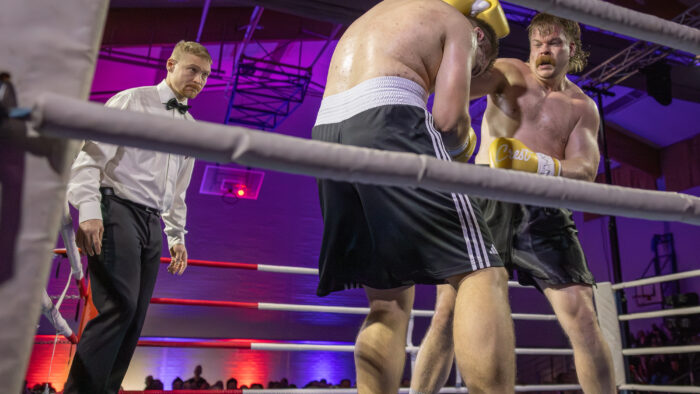 Turpaanvetotalakoot ammattilaisottelu Alex Kmet Slovakia ja Aki Huotarin Härkä Juntunen (kuvaaja Riitta Airaksinen)