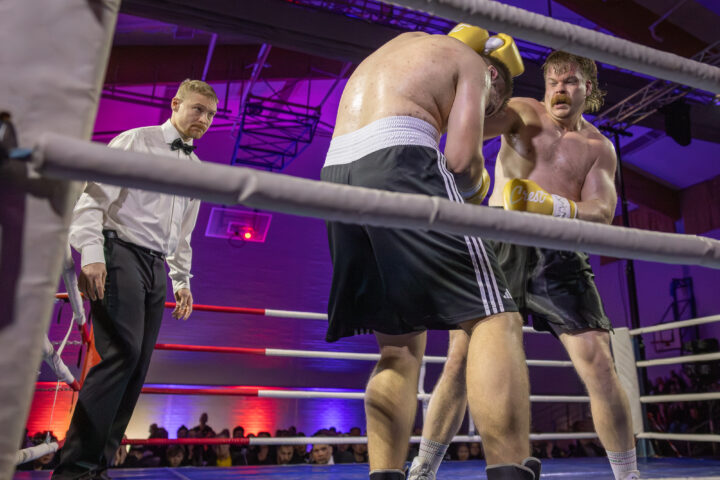 Turpaanvetotalakoot ammattilaisottelu Alex Kmet Slovakia ja Aki Huotarin Härkä Juntunen (kuvaaja Riitta Airaksinen)