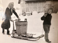 VANHA KUVA MUMMO JA POIKA SOME