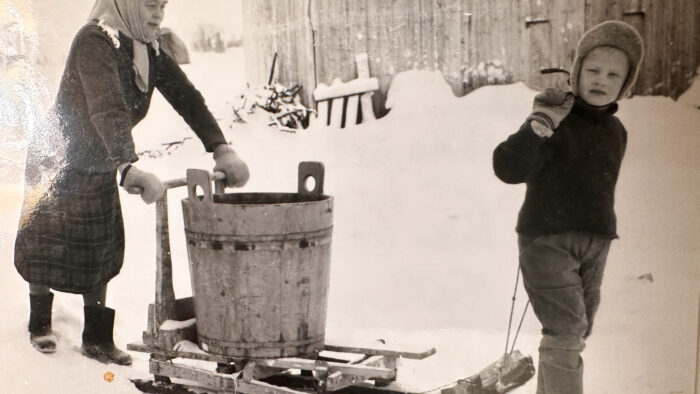 VANHA KUVA MUMMO JA POIKA SOME