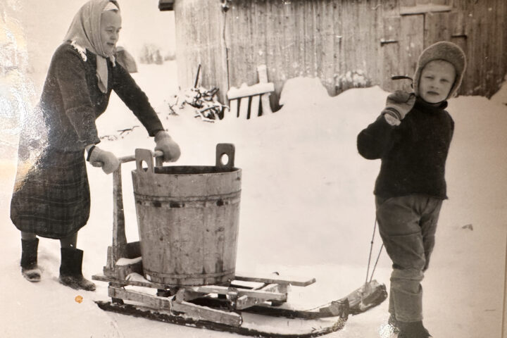 VANHA KUVA MUMMO JA POIKA SOME