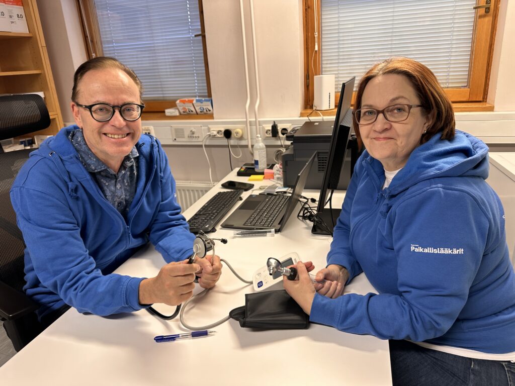 Lääkäri Pekka Taipale ja sairaanhoitaja Helena Hytönen palvelivat asiakkaita kaupungintalossa sijaitsevassa vastaanottotilassa.