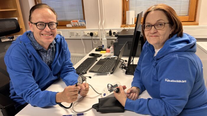 Lääkäri Pekka Taipale ja sairaanhoitaja Helena Hytönen palvelivat asiakkaita kaupungintalossa sijaitsevassa vastaanottotilassa.