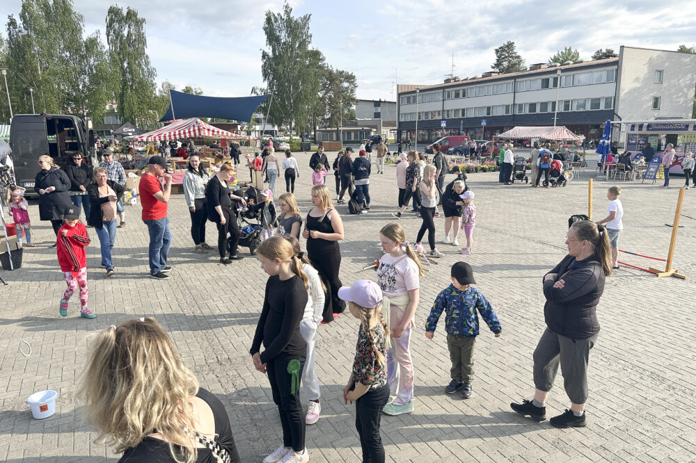 Iltatori ihmisiä väkijoukko_käsitelty