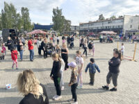 Iltatori ihmisiä väkijoukko_käsitelty