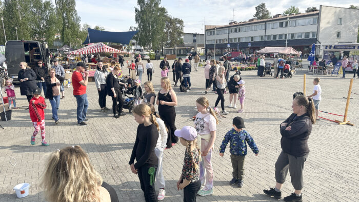 Iltatori ihmisiä väkijoukko_käsitelty