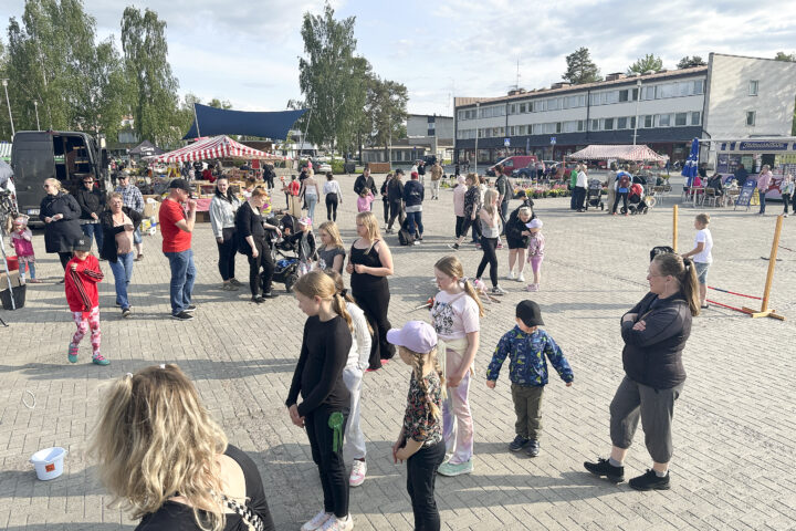 Iltatori ihmisiä väkijoukko_käsitelty